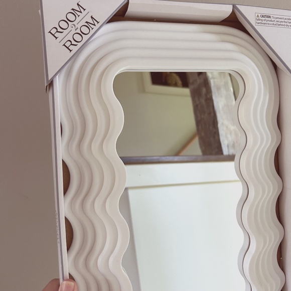NIB Instagram Favorite White Wavy Mirror - Picture 4 of 7